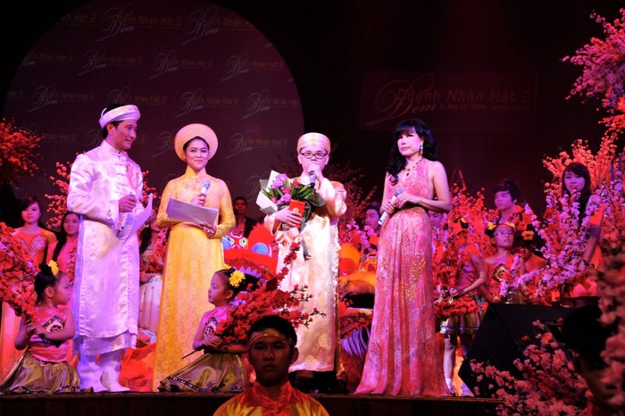 Doanh nhân Trần Trung Nghĩa (bìa trái), giám đốc tiếp thị công ty Kotex cùng lên tranh tài…ca hát cùng ông Dương Quốc Nam.